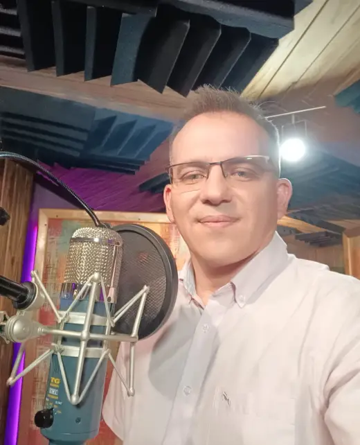 fredy-gomez-grabando fredy-gomez-grabando